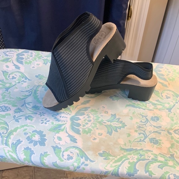 Black elasticized lug sole sandal size 6 pinstripe EUC suede footbed - Picture 1 of 7